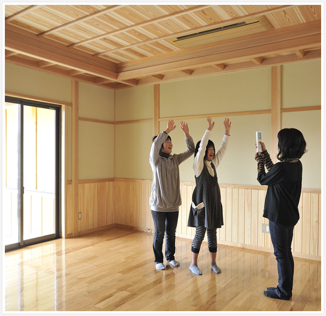 M様ご一家の新居は、大工である奥様のお父様が建てた、平屋造りの本格和風建築。木目も鮮やかな板張りの天井に、同じ木目タイプの天井埋込カセット形｢うるるとさらら｣がしっくり馴染んでいます。